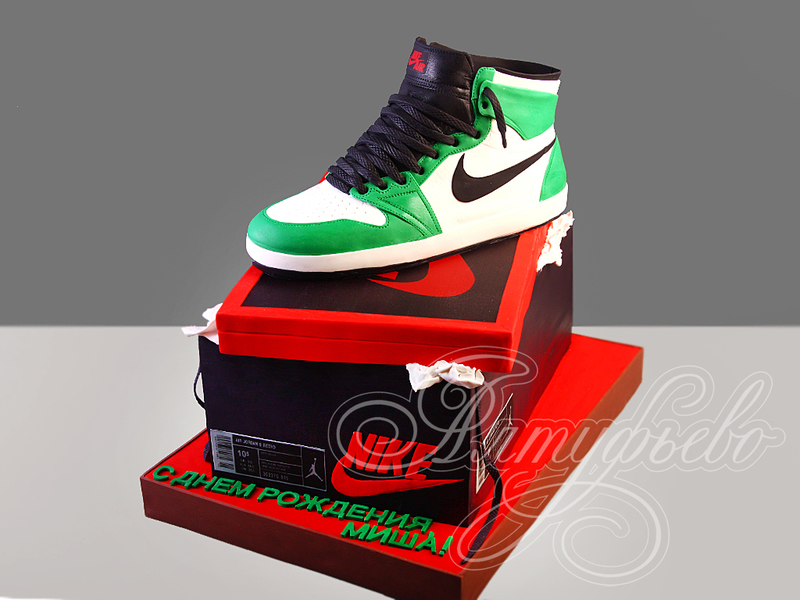 Торт на день рождения Мише в виде коробки и кроссовки Nike