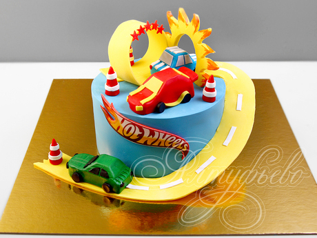 Торт hot wheels