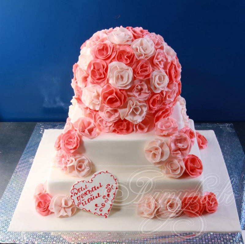 Торт розовый