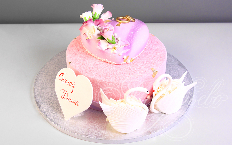 Розовый торт с сердцем и лебедями на свадьбу