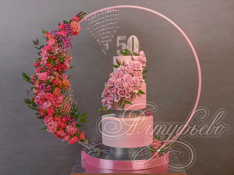 Розовый торт с обручем и розами трехъярусный без мастики