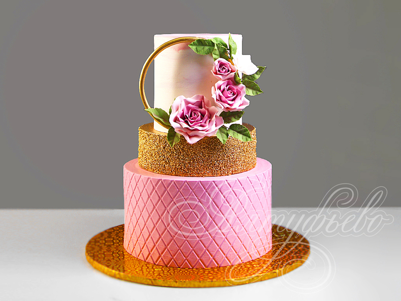 Торт с розами и золотым декором