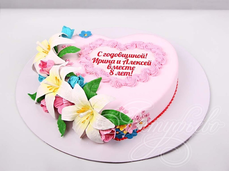 Торт Сердце с лилиями на годовщину