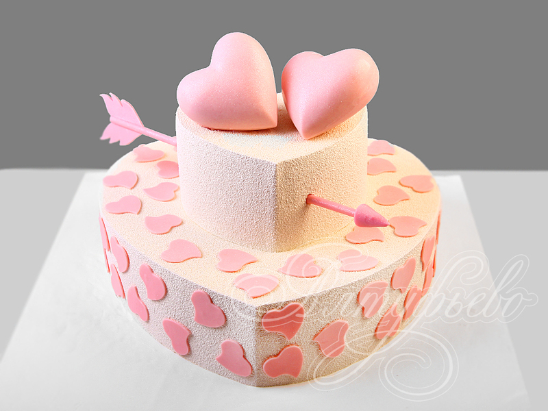 Торт в виде сердца двухъярусный с сердечками и стрелой