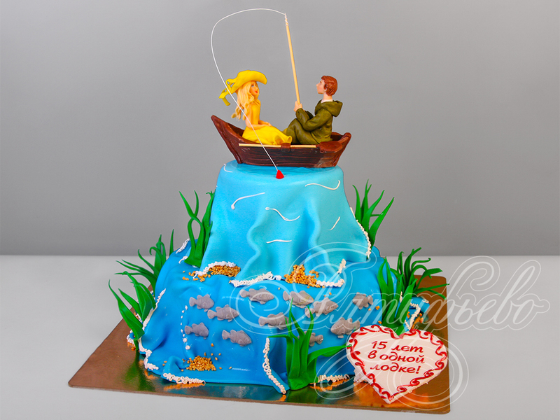 Торт двухъярусный в виде водоема с фигурками лодки и рыбака с женой