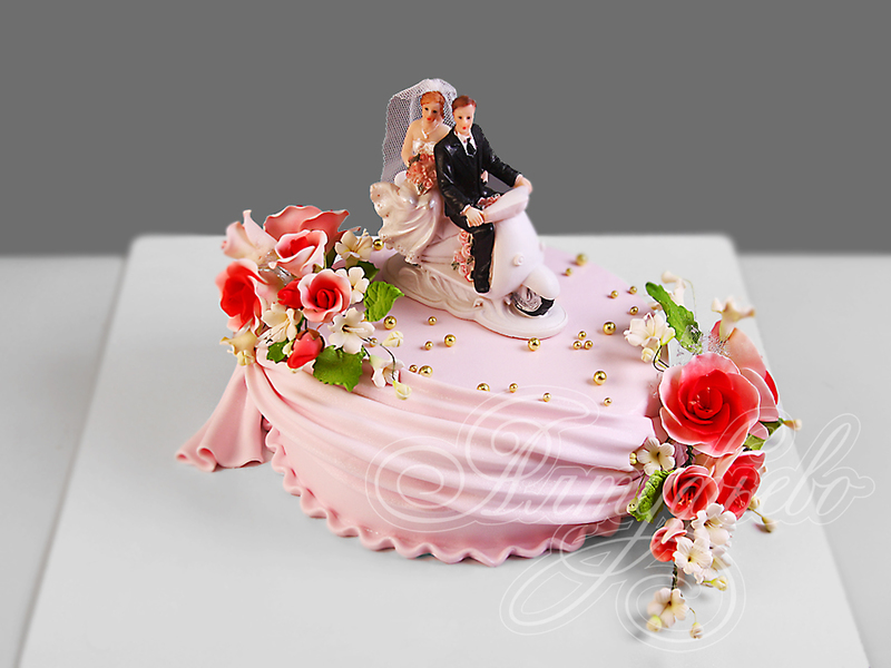 Классический свадебный торт одноярусный с мастикой с фигурками жениха и невесты на мотороллере