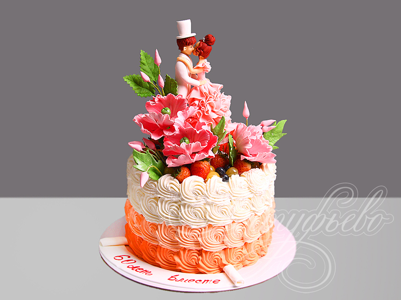 Торт на Бриллиантовую свадьбу с цветами и целующейся парой