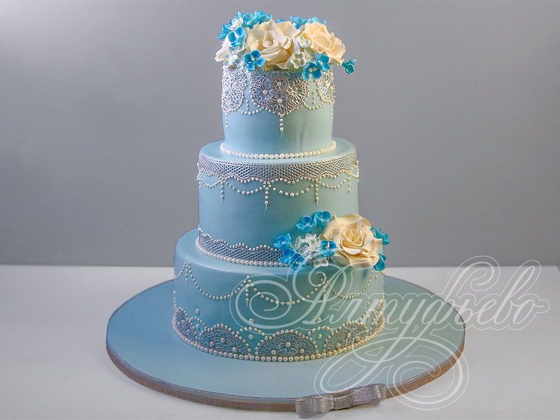 Голубой свадебный торт с белыми розами трехъярусный