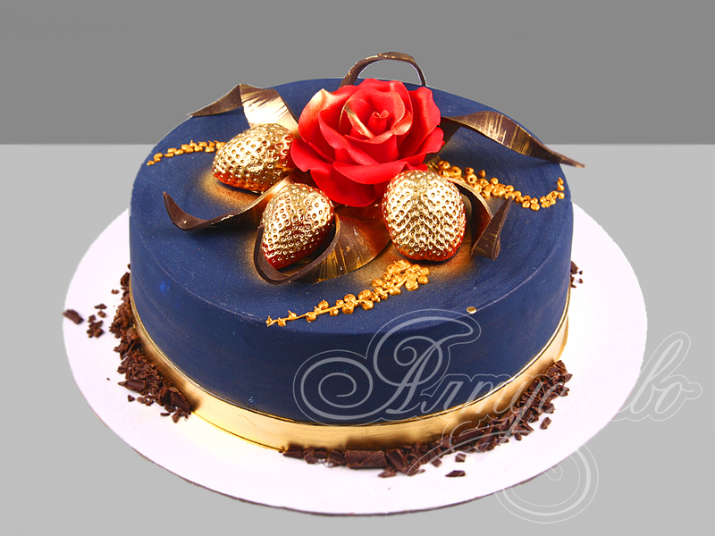 Темно-синий торт с красной розой и клубникой с позолотой