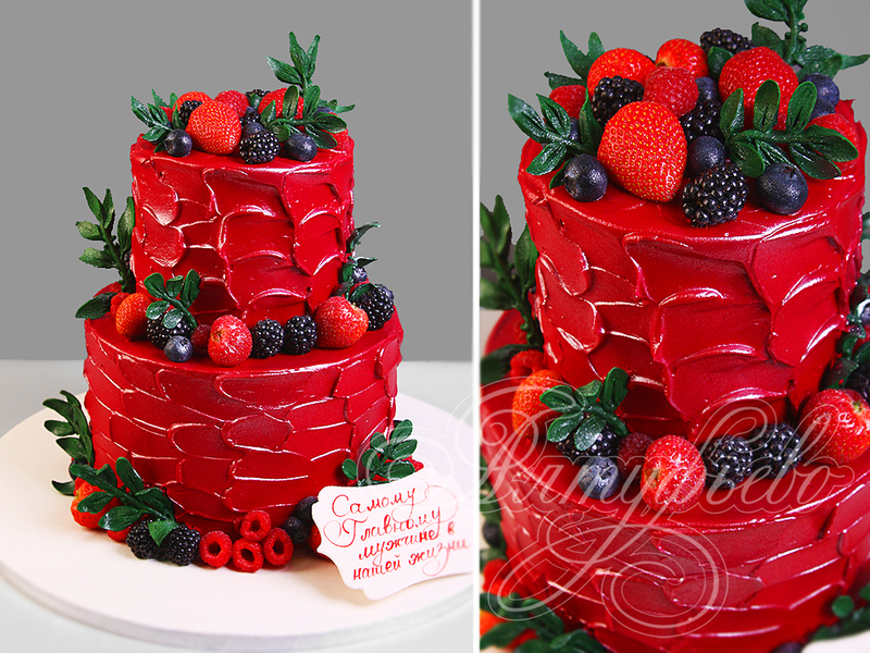 Красный торт с ягодами