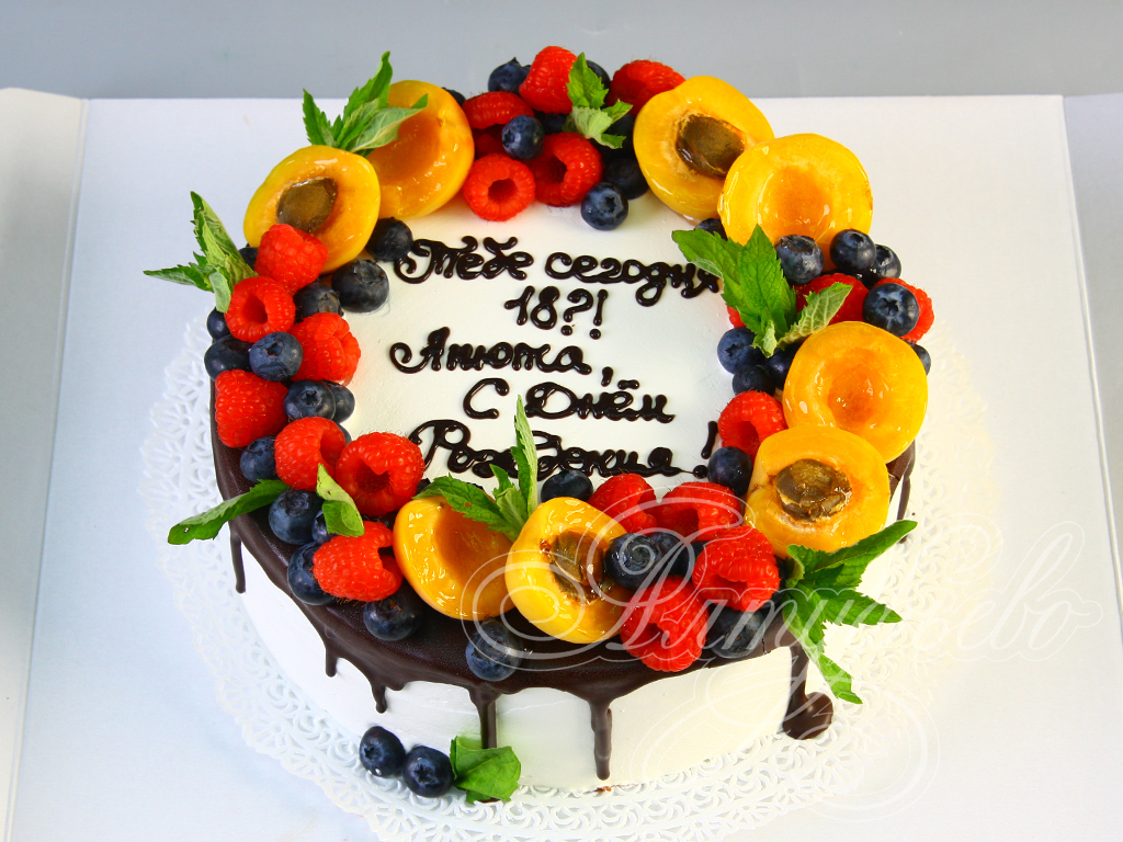 Торт с фруктами на день рождения