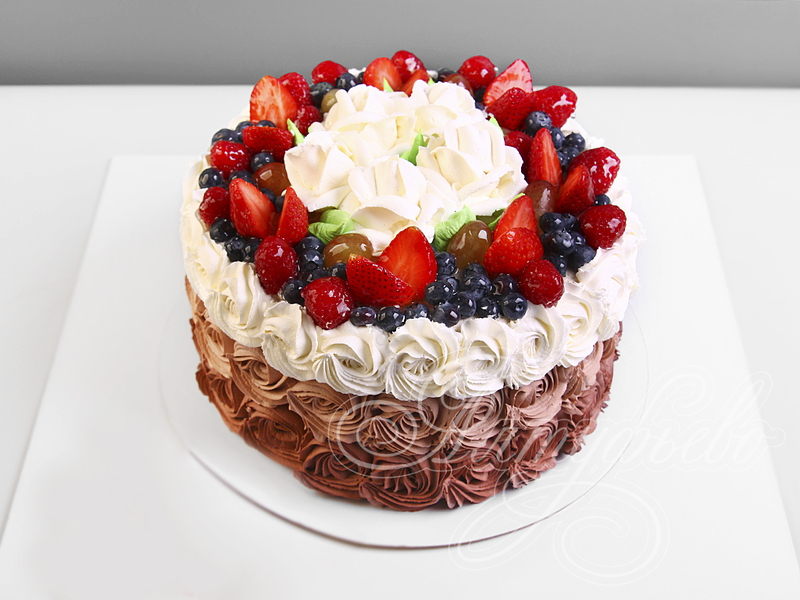 Торт с розочками и ягодами 19013120