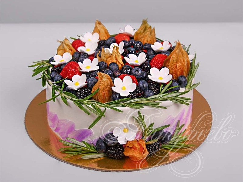 Торт с ягодами и физалисом на 60 лет