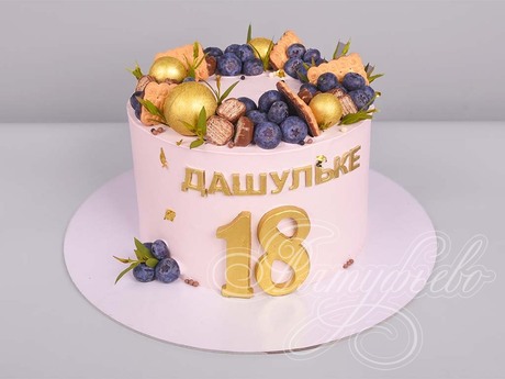 Торт с шоколадом, печеньем и ягодами