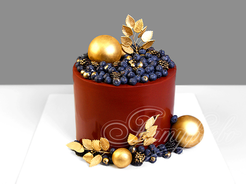Торт с ягодами и золотыми шарами 28061620