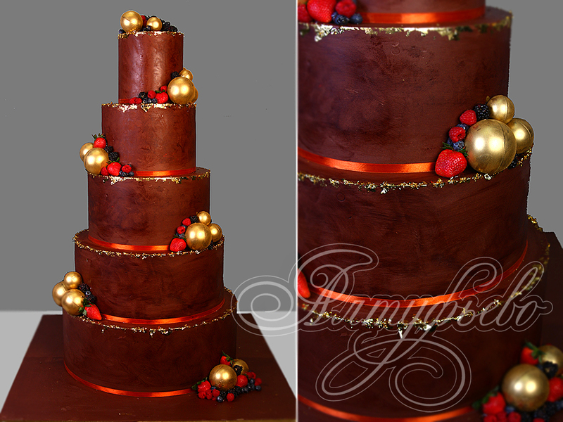 Свадебный торт шоколадный с ягодами