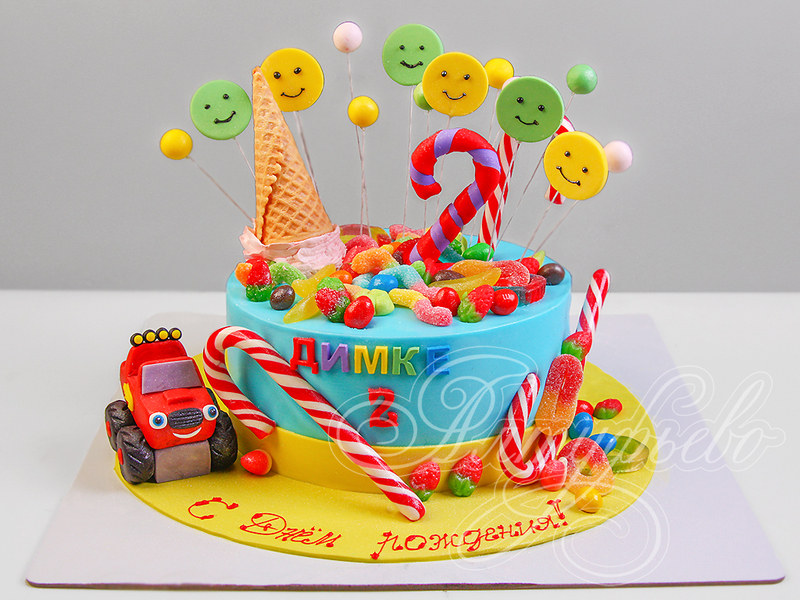 Торт с конфетами и мармеладом с мастикой на день рождения мальчика в 2 годика