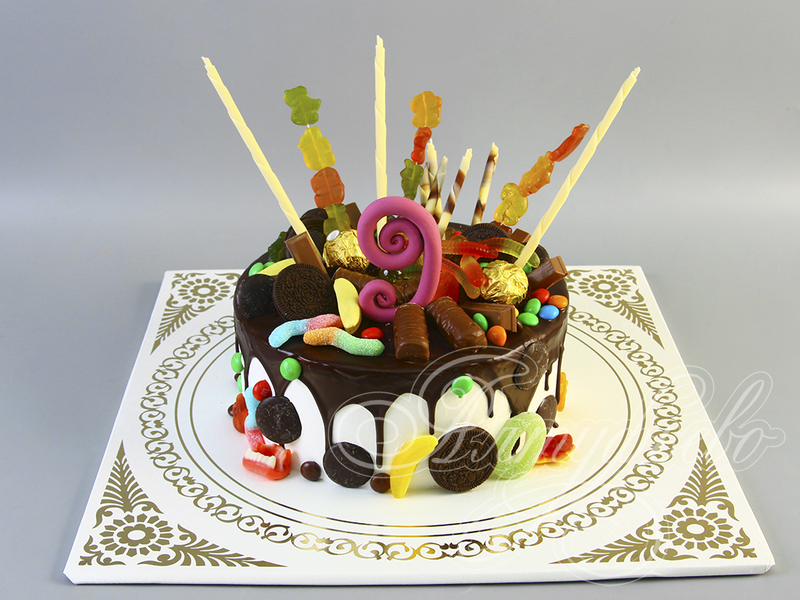 Торт с конфетами и пряниками 1305418