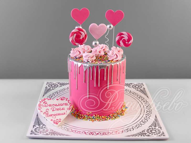 Розовый торт с сердечками для девочки