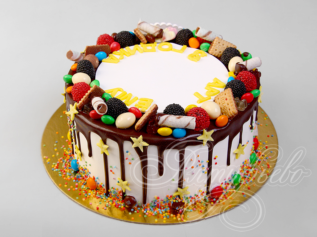Как украсить торт шоколадом, шоколадными конфетами, вафлями, печеньем?
