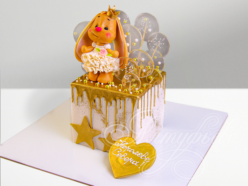 Квадратный торт с зайкой и золотой глазурью