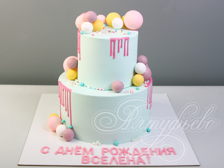 Нежный торт с шарами для девочки
