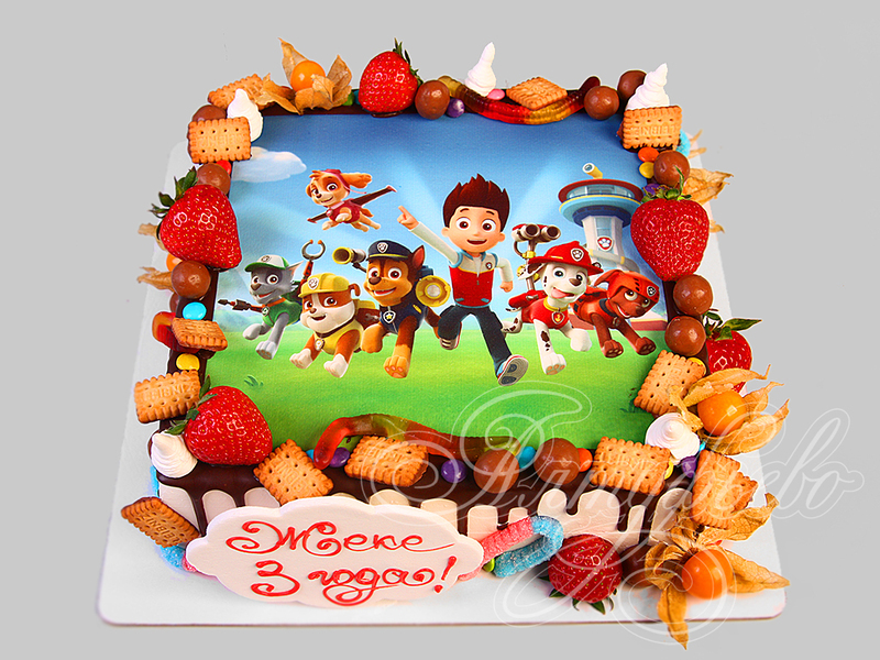 Детский торт с ягодами и сладостями одноярусный на день рождения мальчику в 3 года