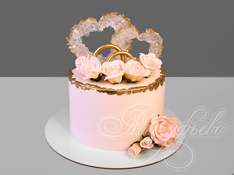 Нежный розовый торт на свадьбу с обручальными кольцами, сердечками и розами