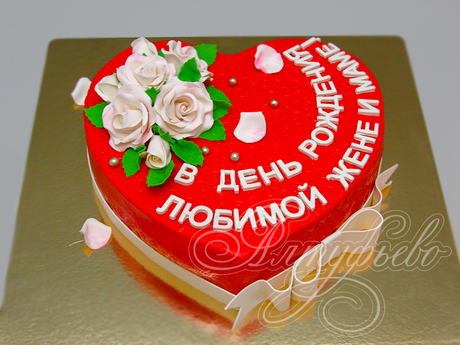 Торт в виде красного сердца