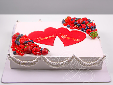 Прямоугольный свадебный торт с сердцами