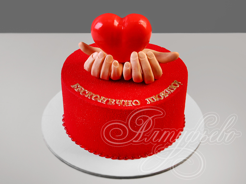 Красный торт Сердце в руках для любимой без мастики с надписью: «Бесконечно люблю»