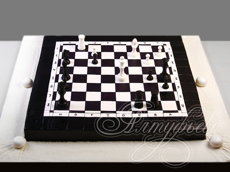 Торт для мужчин с мастикой в виде шахматной доски с фигурками