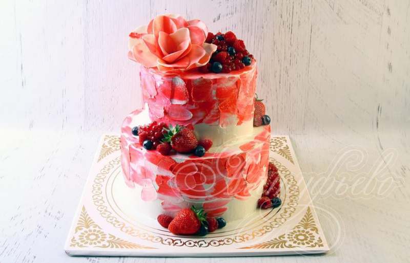 Торт с ягодами и фруктами
