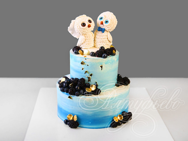 Голубой свадебный торт с фигурками двух сов - жениха и невесты