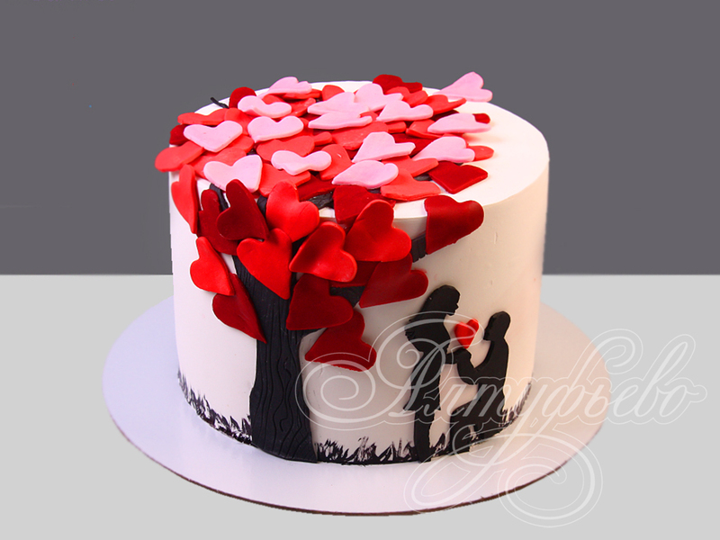 Недорогой свадебный торт с сердечками и силуэтами жениха и невесты