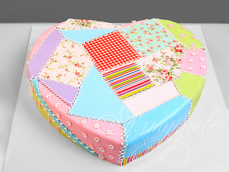 Торт Рукодельнице на день рождения одноярусный в виде сердца из лоскутков