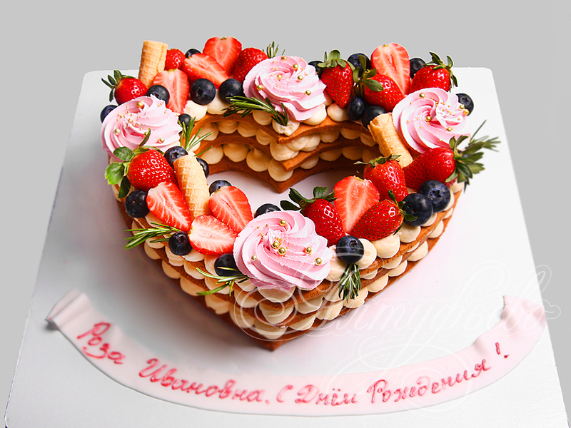 Торт Сердце с ягодами на 45 лет
