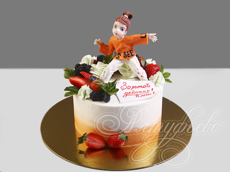 Торт с ягодами и танцующей девочкой
