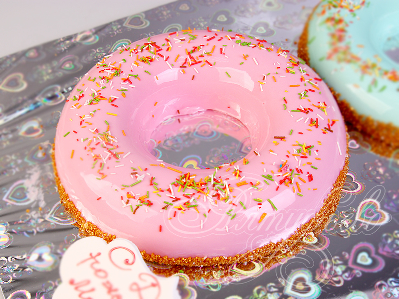 Торт в форме розового пончика