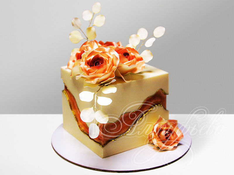 Торт с розами, мраморной вставкой и золотым декором