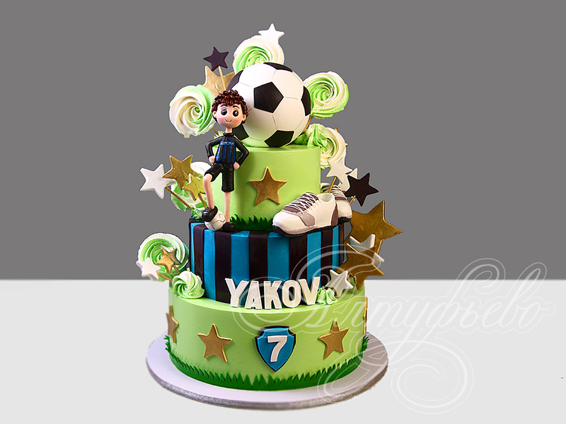 Футбольный торт на 7 лет для мальчика с фигуркой футболиста и с футбольным мячом