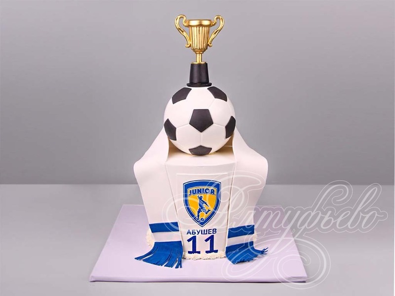 Торт с кубком и футбольным логотипом