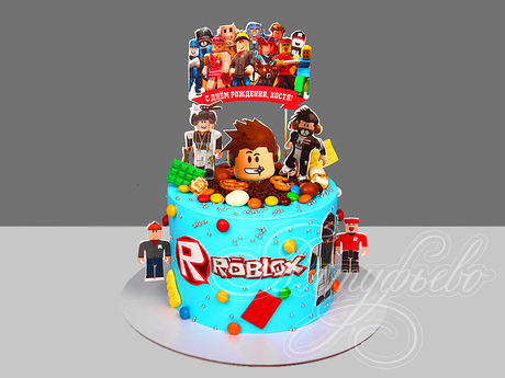 Торт Roblox со сладостями