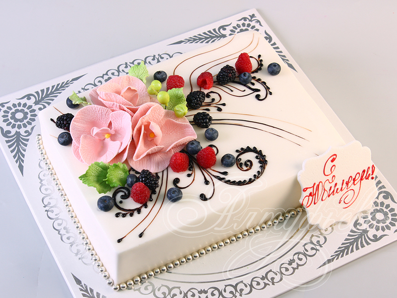 Прямоугольный торт с орхидеями и ягодами