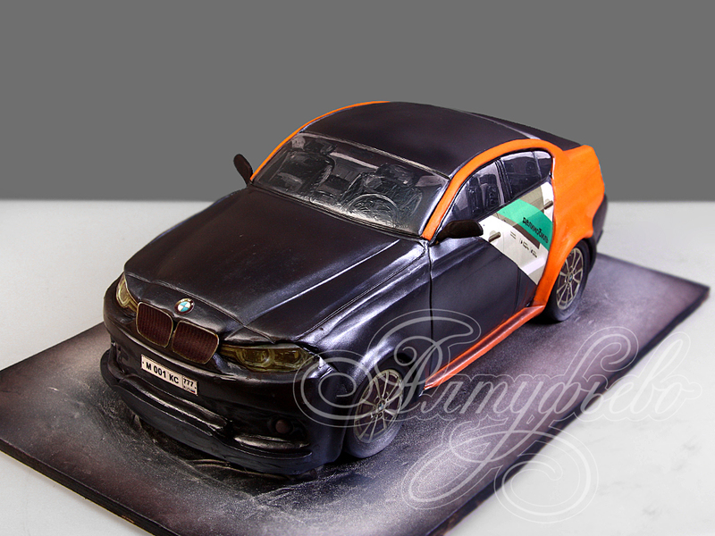 Торт в форме каршерингового автомобиля БМВ от Делимобиль