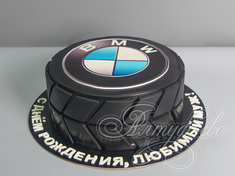 Торт Колесо машины BMW стоимостью 8 750 рублей в категории Торты машина - торты на заказ ПРЕМИУМ-класса. Цена: 3 120 руб/кг. Торт Колесо машины BMW