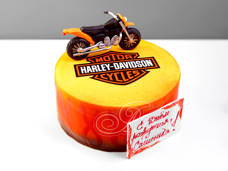 С мотоциклом Harley-Davidson для мужа