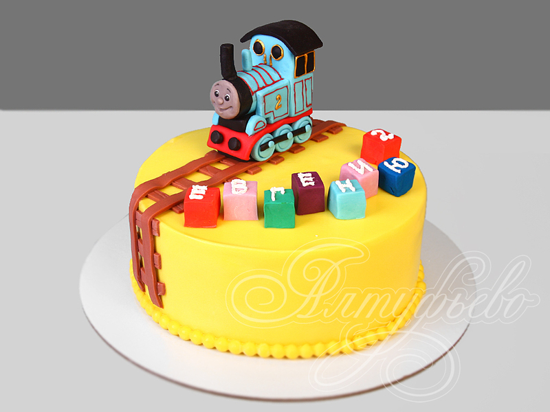 Желтый торт Паровозик Томас с мастикой на день рождения мальчика в 2 года