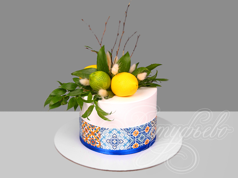 Торт с лимонами и разноцветным орнаментом