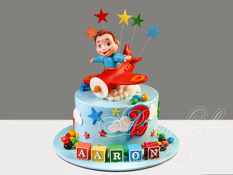 Детский торт малышу на день рождения в 2 годика с фигуркой самолетика и разноцветными кубиками